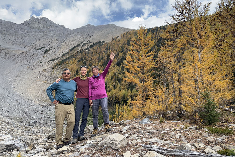 It's hard to see here, but there was a conga line of hikers on Tent Ridge behind us.