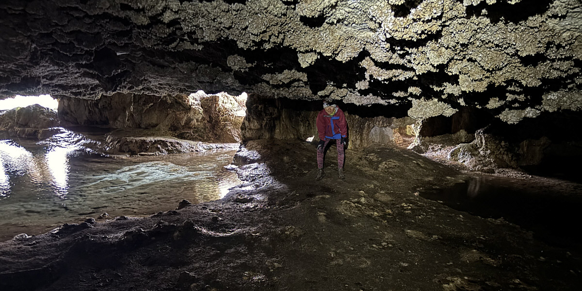 Lotsa pigeon poop here, but at least there's not much graffiti!