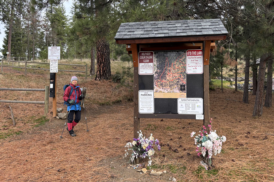 Lotsa reading material at this trailhead kiosk!